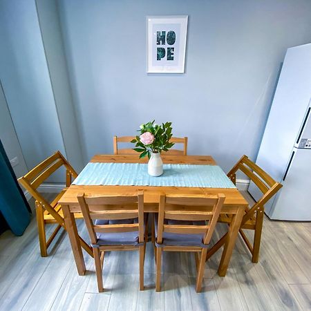 Modern 1-Bedroom Flat, 5 Guest, London - F2 Exterior photo
